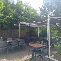 Terrasse ombragée en bois à l’arrière du restaurant YUNA, Ville-la-Grand